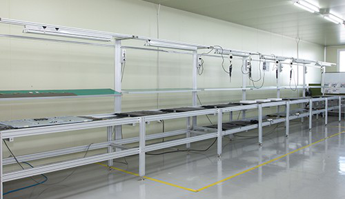 FREE FLOW CONVEYOR LINE Main purpose : to assemble the monitor Item : Standard LCD displays, High brightness display, industrial monitor etc. Area 187㎡ Capacity : about 1K pcs monitor per month | オリザ・フロンティア株式会社